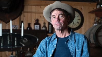 A close up of comedian Rich Hall. 