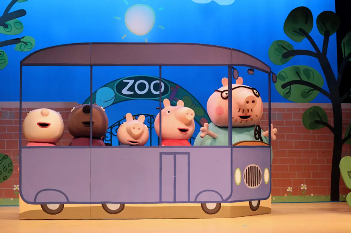 Daddy Pig, Peppa and George ride a bus to the zoo. 
