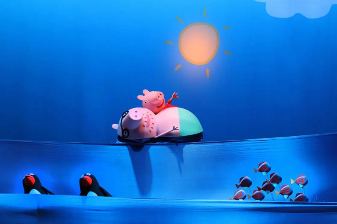 Peppa Pig and Daddy Pig swim.